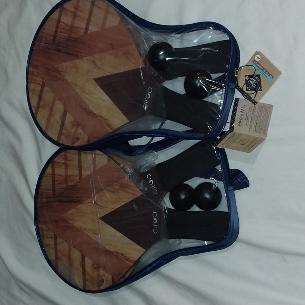 Circa paddle ball 4 racquets, 4 balls and carrying cases